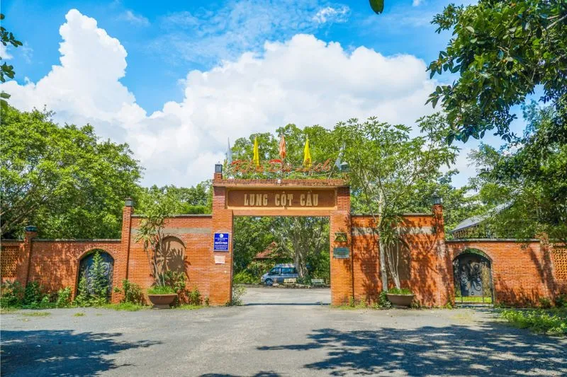 Cổng vào khu du lịch Lung Cột Cầu tại xã Nhơn Nghĩa, huyện Phong Điền