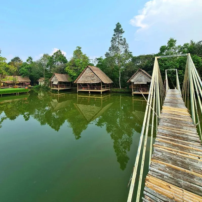 Chèo xuồng len lỏi kênh rạch là trải nghiệm sông nước không thể thiếu tại Lung Cột Cầu