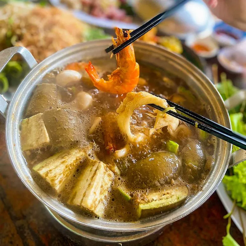 Nhà hàng trong khu phục vụ đặc sản miền Tây: lẩu mắm, cá lóc nướng trui, món theo mùa…