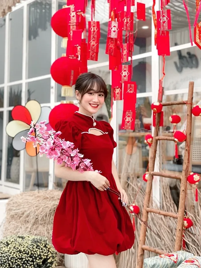 Khu vực ngoài trời tại Le Ciel Café với decor Tết nổi bật