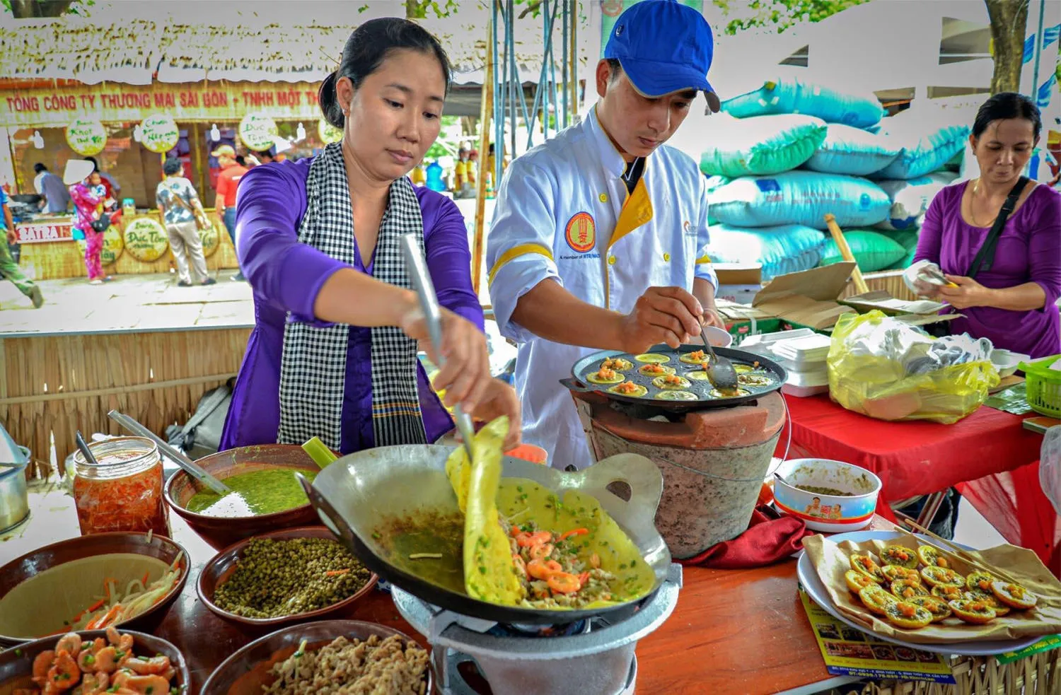 Nghệ nhân làm bánh dân gian trình bày sản phẩm