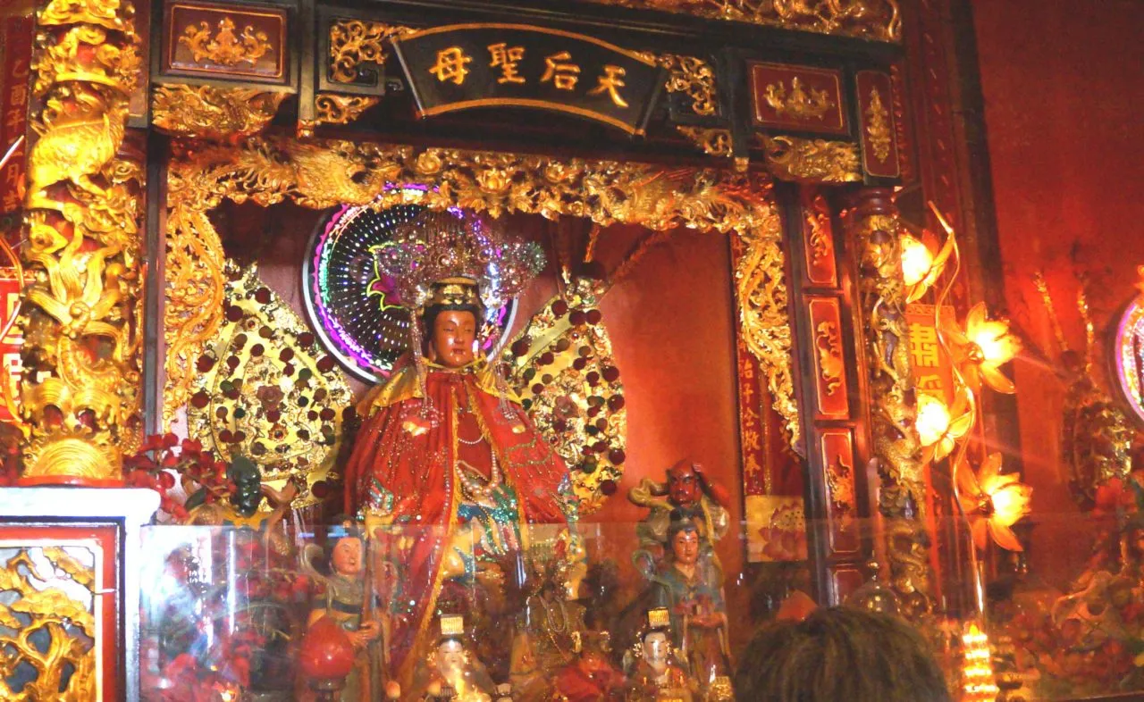 Không gian linh thiêng trong thời khắc hành lễ