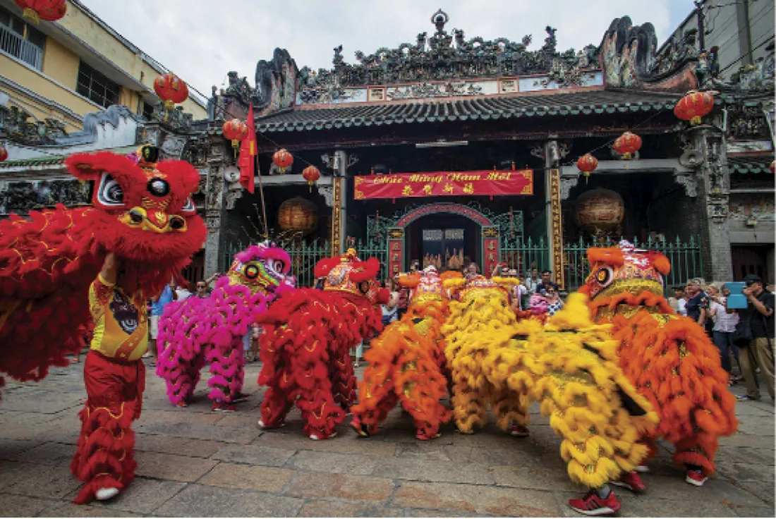 Biểu diễn nghệ thuật làm không khí lễ hội thêm sôi động