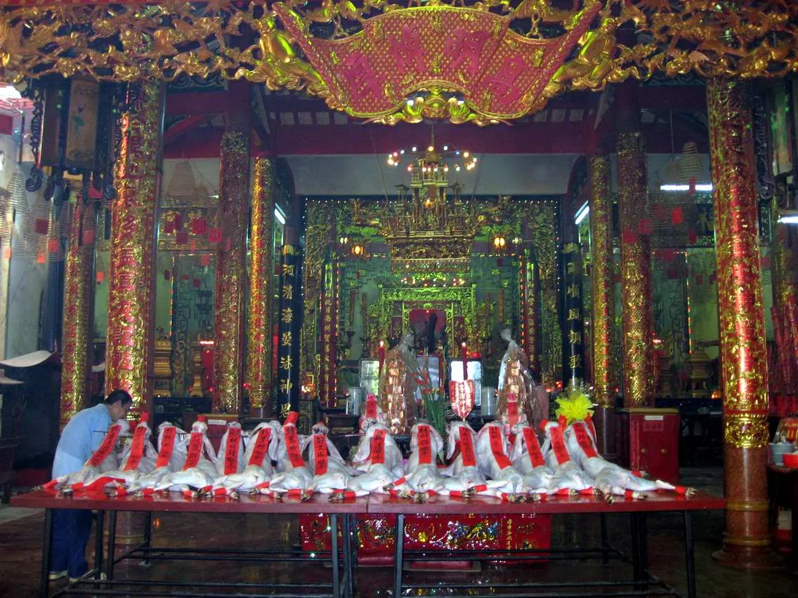 Lễ vật dâng cúng bày biện trang trọng trong chánh điện