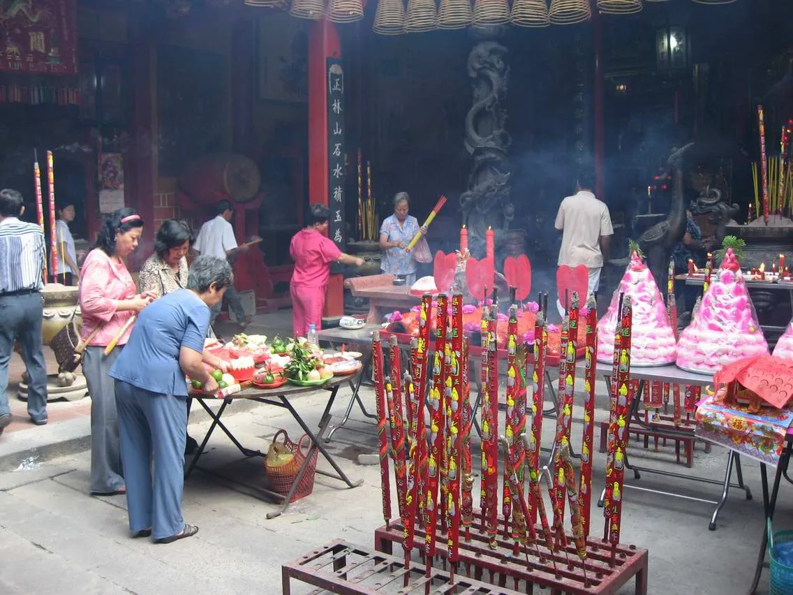 Bữa cơm cộng đồng ấm áp sau lễ cúng