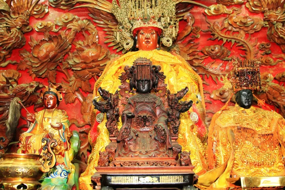 Tượng Bà Thiên Hậu trong chánh điện hội quán người Hoa ở Cần Thơ