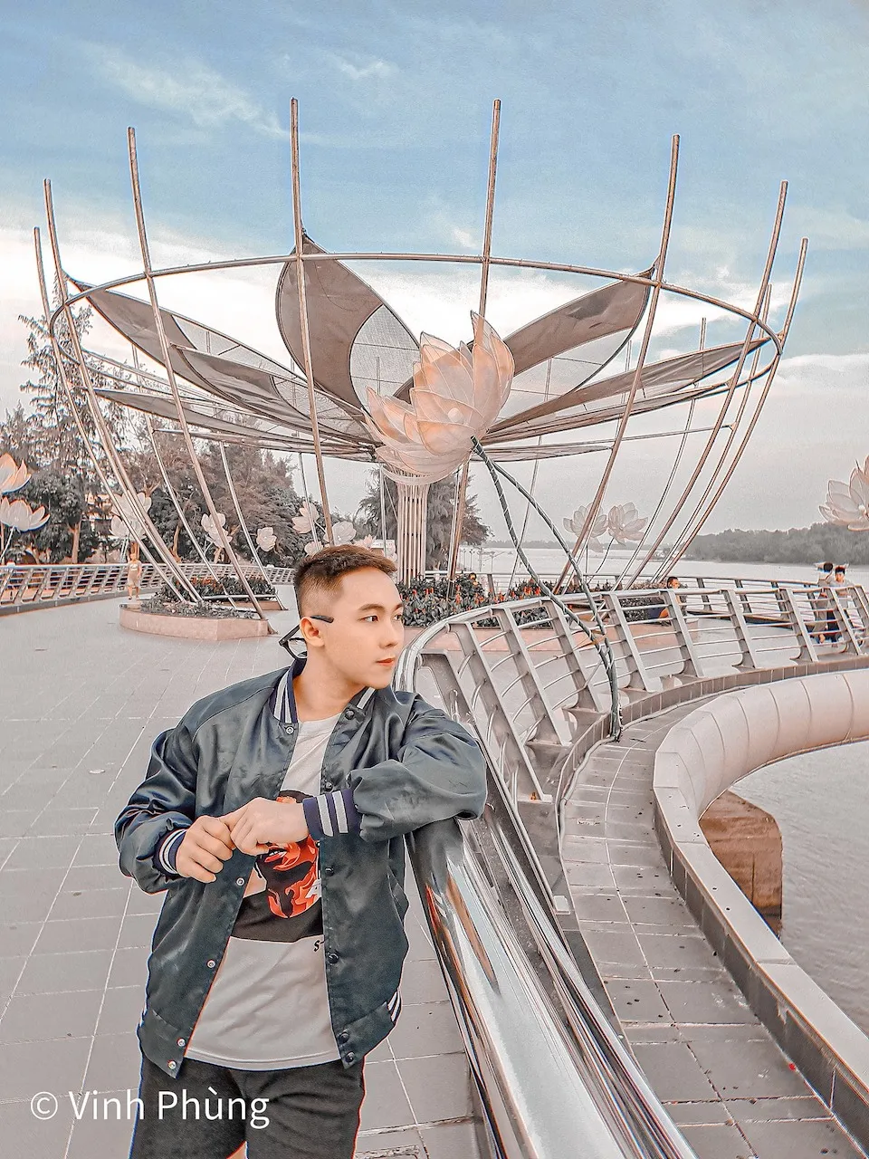 Lối đi uốn lượn hình chữ S của Cầu Tình Yêu với tiểu cảnh sen đặc trưng