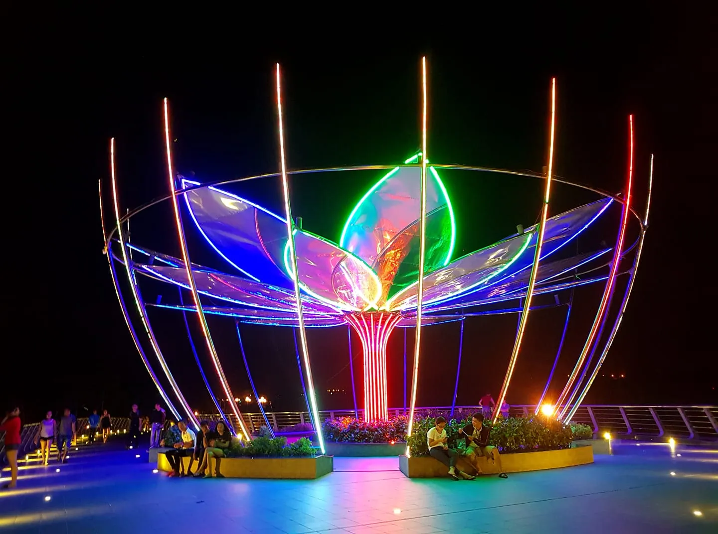 Ánh đèn LED đổi màu tạo nên dải lụa ánh sáng giữa sông Hậu khi về đêm