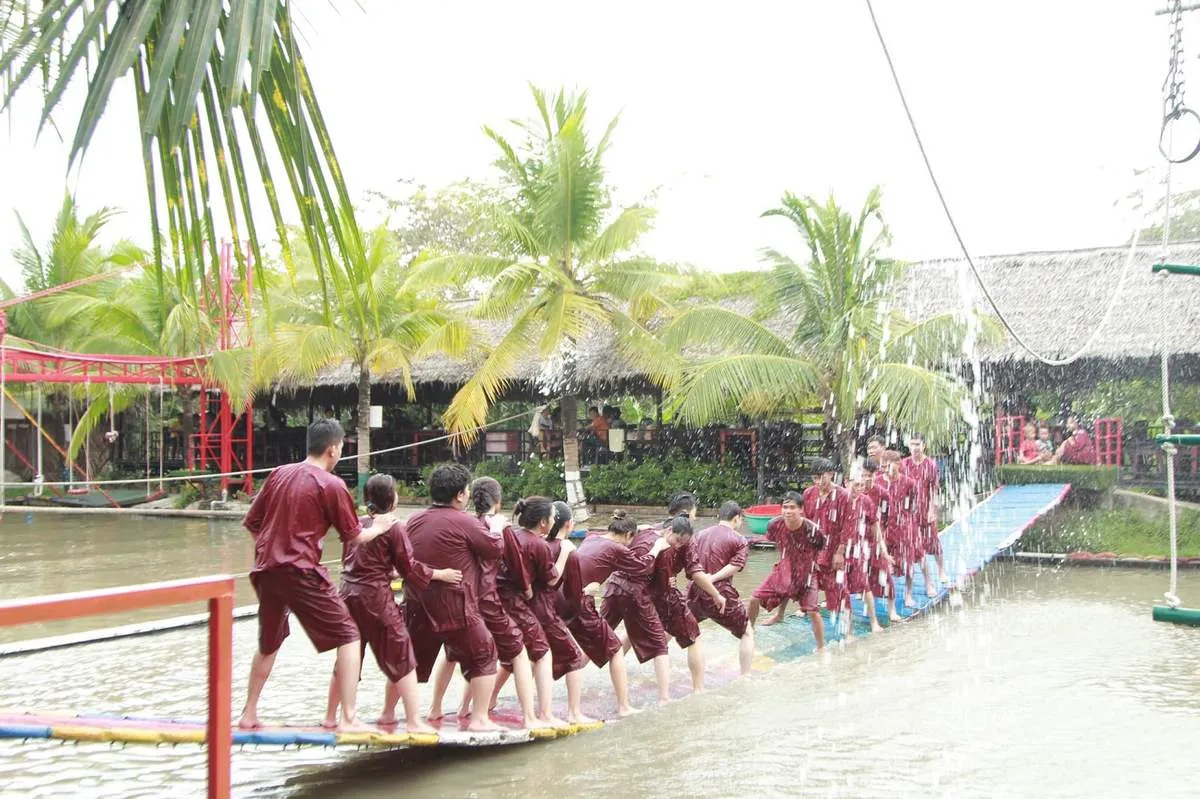 Trò chơi dân gian ở Ông Đề như nhảy bao bố, đu dây, đi cầu ván rất hút khách