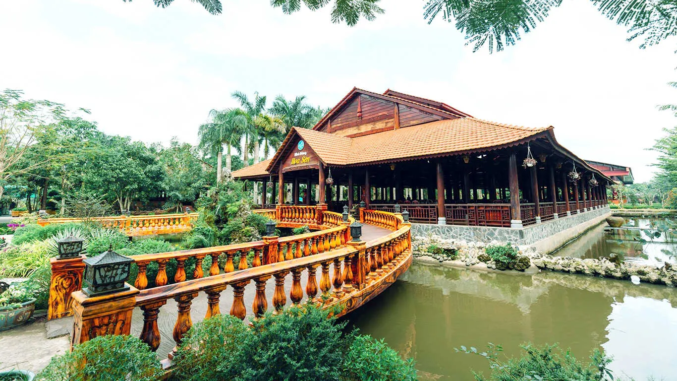 Làng du lịch Mỹ Khánh rực rỡ, xanh mát, nhiều góc check-in đẹp mắt