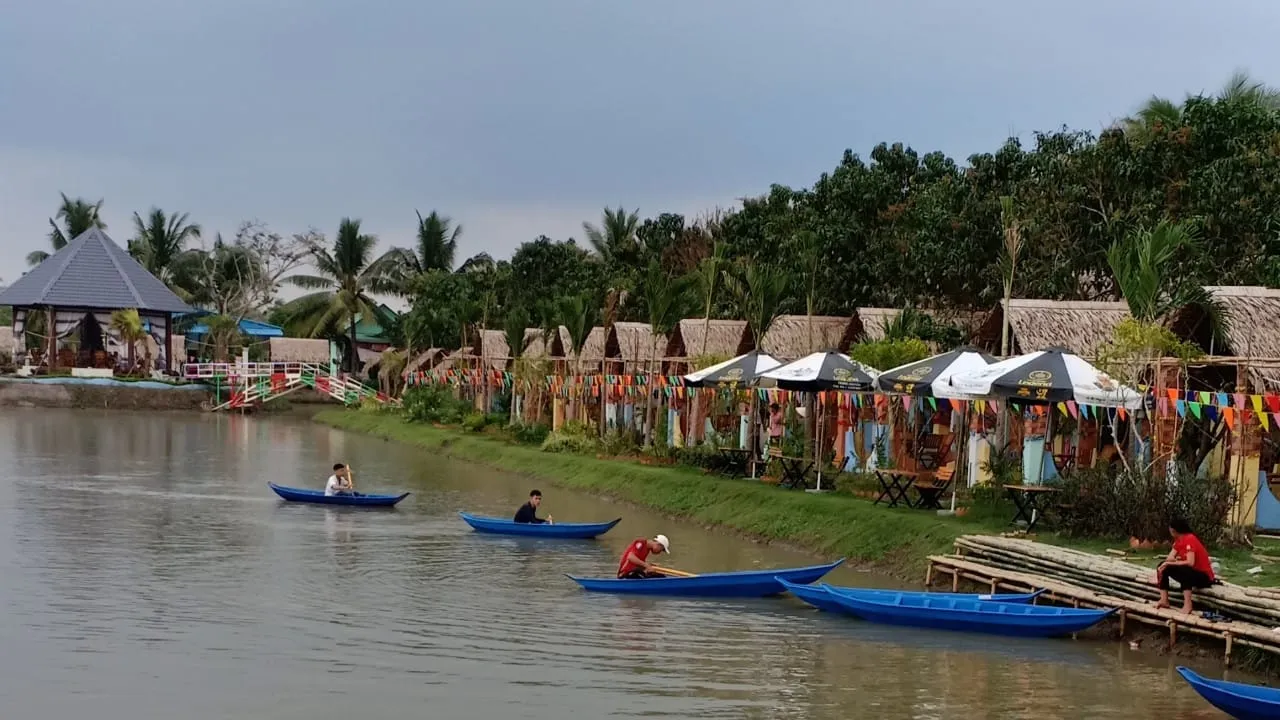 Không gian xanh mát, trải nghiệm cano và làm bánh tráng phơi sương ở Phú Hữu