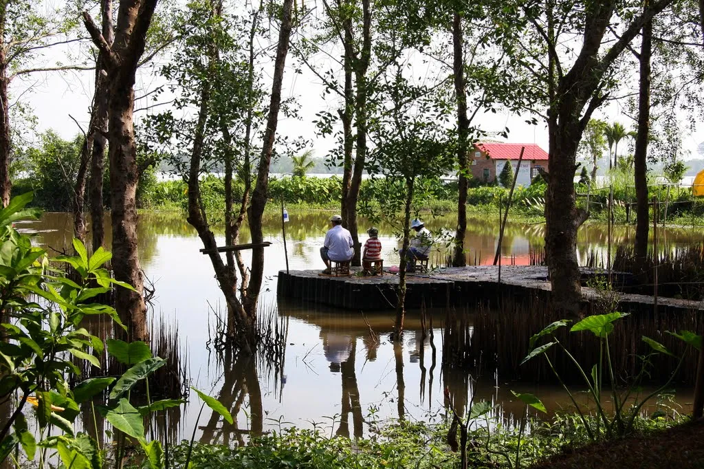 Cảnh quan yên bình tại khu du lịch sinh thái Phù Sa bên sông nước