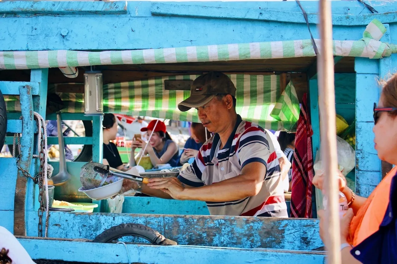 Buôn bán trên ghe xuồng giữa dòng sông ở chợ nổi Cái Răng
