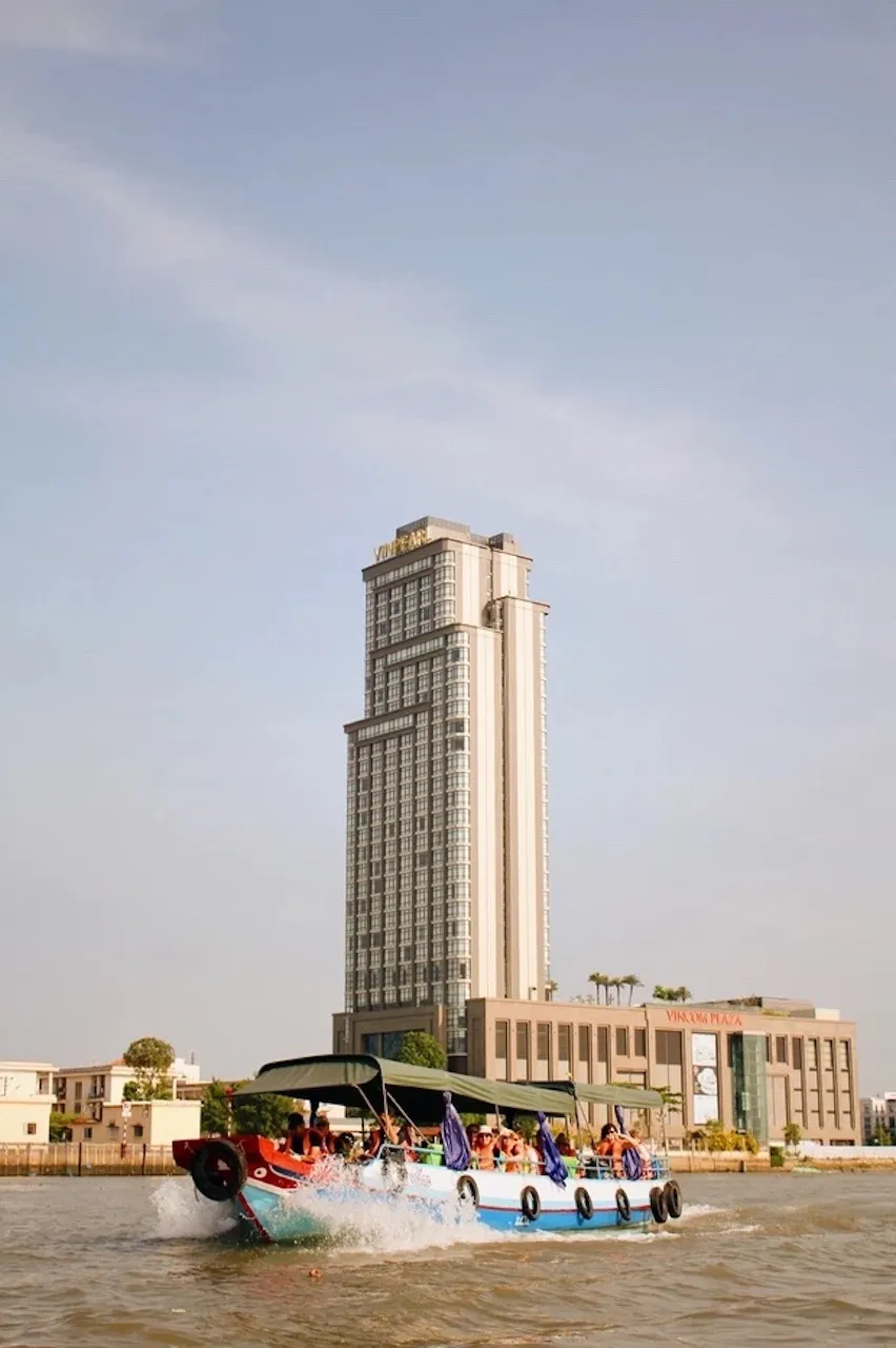 Thuyền xuôi trên mặt nước mênh mông ở Cái Răng