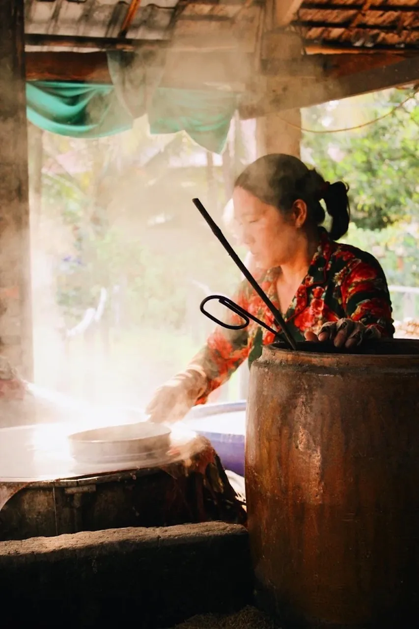 Người thợ phơi bánh tráng làm hủ tiếu tại Lò Chín Của