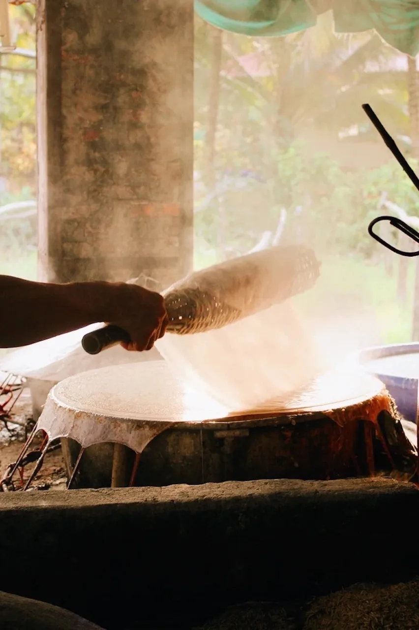 Khách tham quan quy trình kéo sợi hủ tiếu nhiều màu