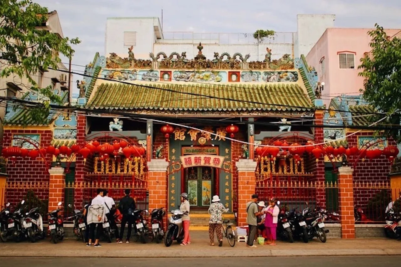 Chùa Ông Cần Thơ với mái ngói và cổng cổ kính