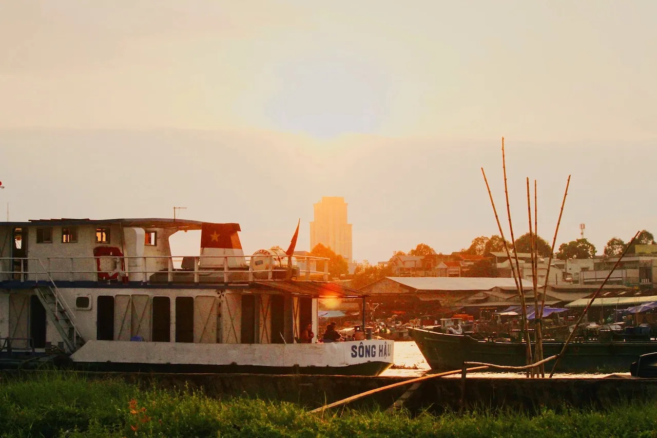 Bình minh ấm áp trên Xóm Chài ven sông Cần Thơ