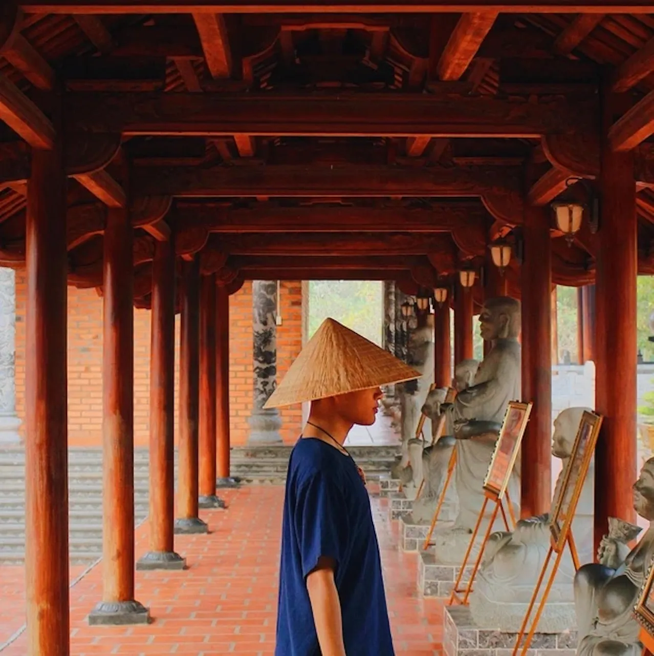Hành lang gỗ phong cách cổ tại Thiền viện Trúc Lâm