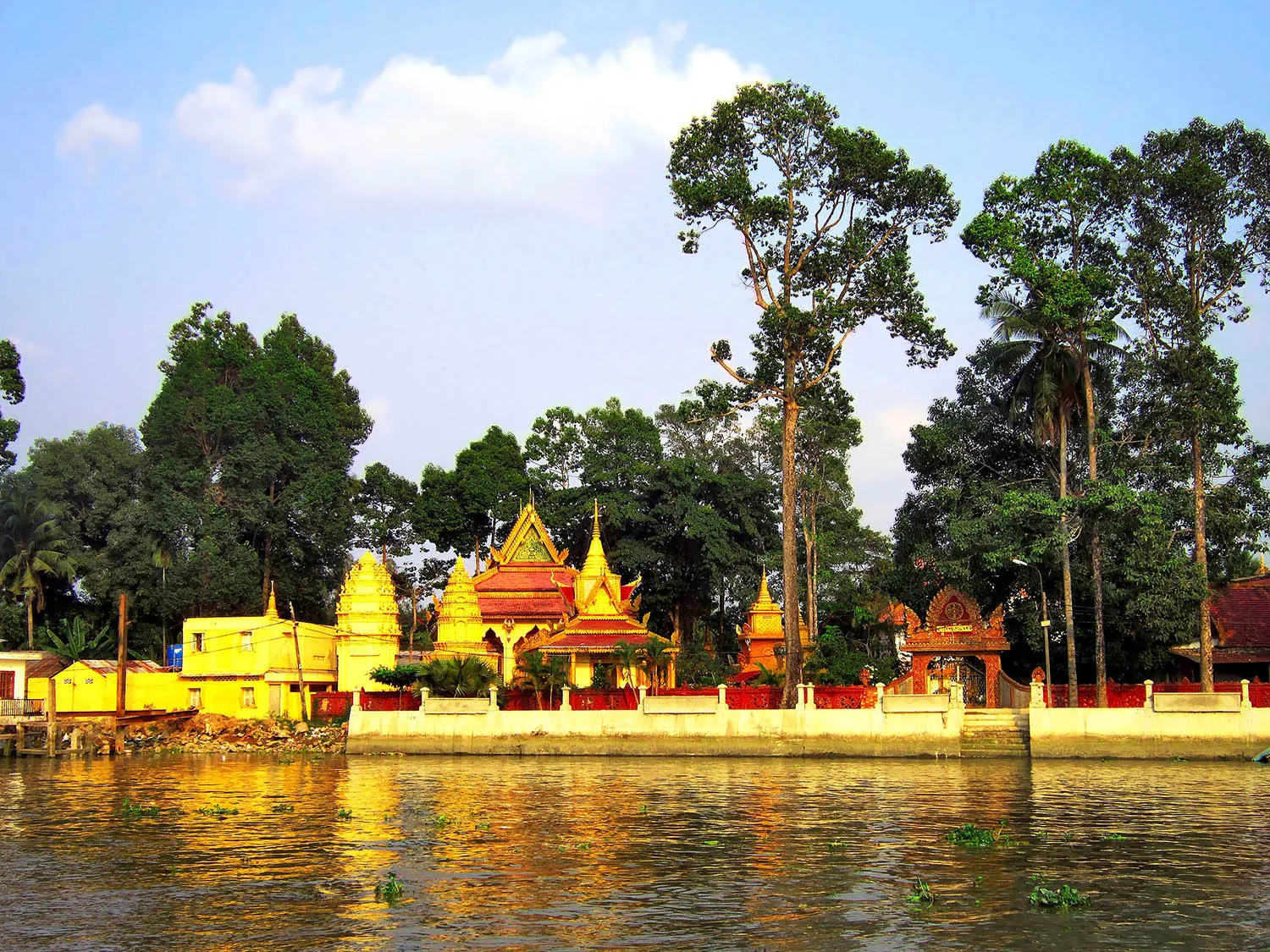 Toàn cảnh Chùa Pôthi Somrôn bên bờ sông Ô Môn hiền hòa ở quận Ô Môn, Cần Thơ