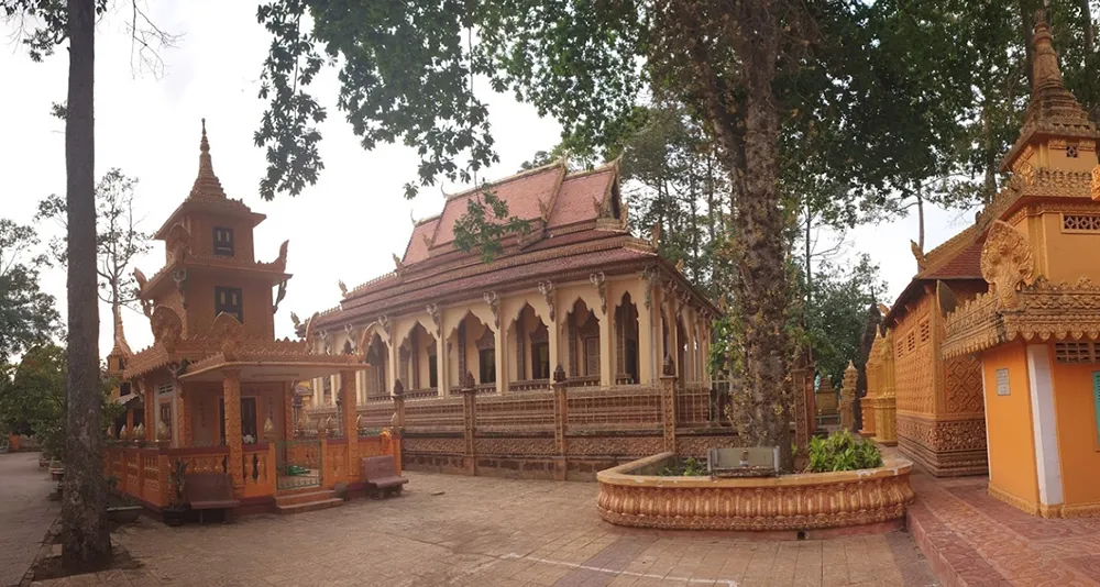 Tháp cốt cổ và cây Sala - hai dấu ấn đặc trưng trong tổng thể di tích