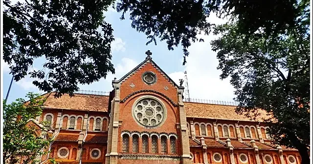 Bên trong nhà thờ với ánh sáng xuyên qua kính màu tạo không gian trang nghiêm