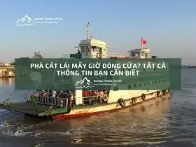 Khoang dành cho hành khách trên phà với lối đi thoáng và biển chỉ dẫn an toàn