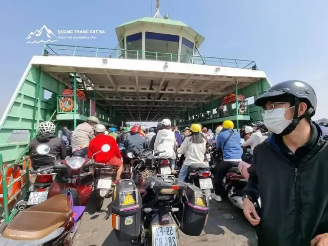 Phà Cát Lái cập bến trong khung giờ cao điểm, hành khách lên xuống theo hướng dẫn