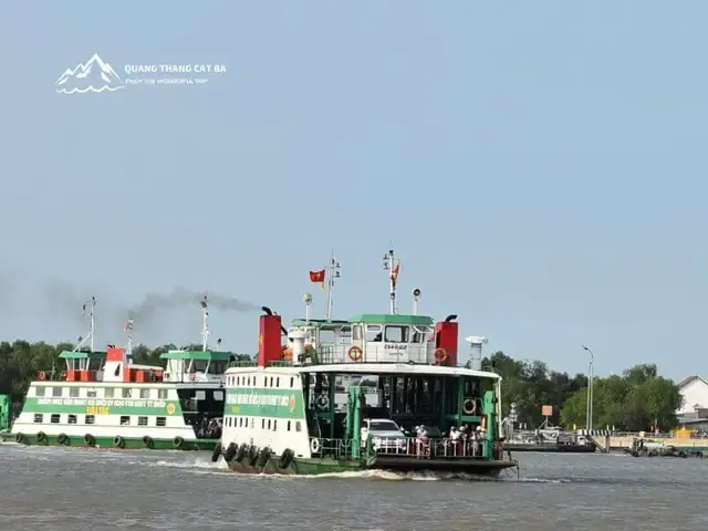 Quầy bán vé phà với thông báo mức giá và làn vào cổng dành cho xe máy