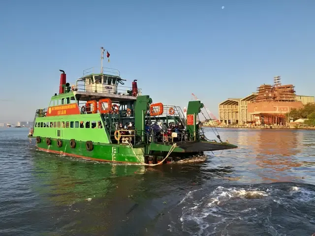 Hành khách và phương tiện xuống phà đúng làn, tuân thủ biển báo và chỉ dẫn