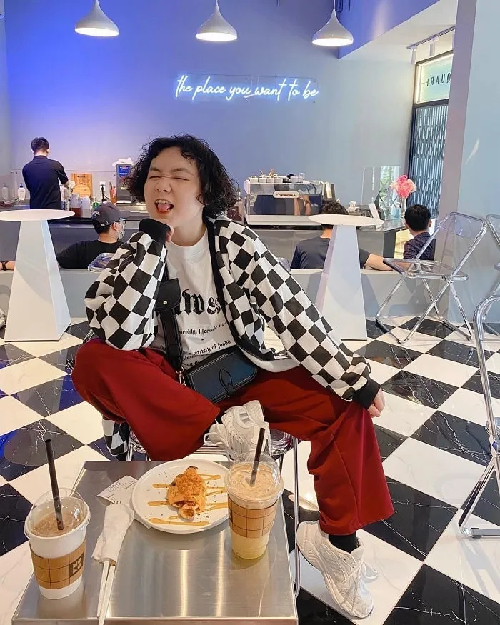 Góc check-in tại MONO Square với ánh sáng đẹp