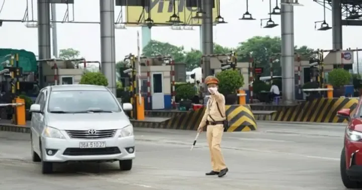 Hành khách làm thủ tục và xuất trình giấy tờ tại sân bay, ga tàu