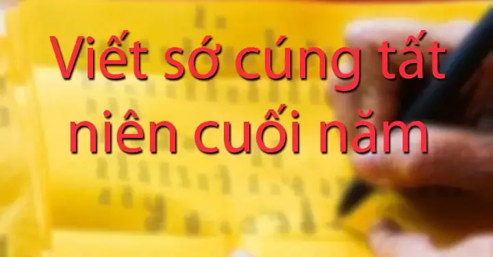 Người lớn tuổi đang nắn nót viết sớ tất niên trước bàn thờ gia tiên