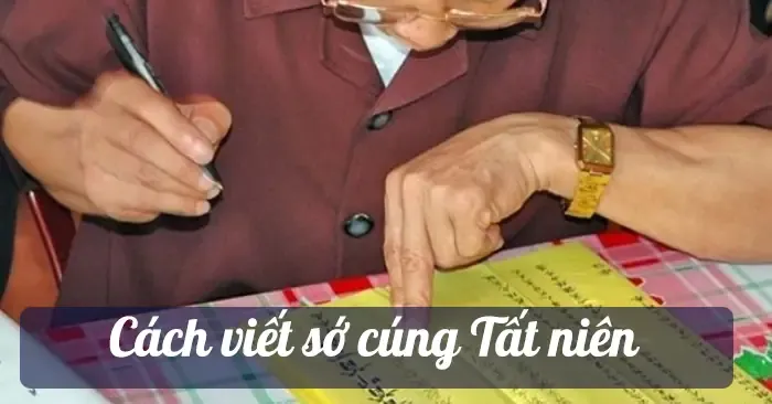 Mâm cúng tất niên bày biện gọn gàng với hoa quả, trầu cau, trà rượu