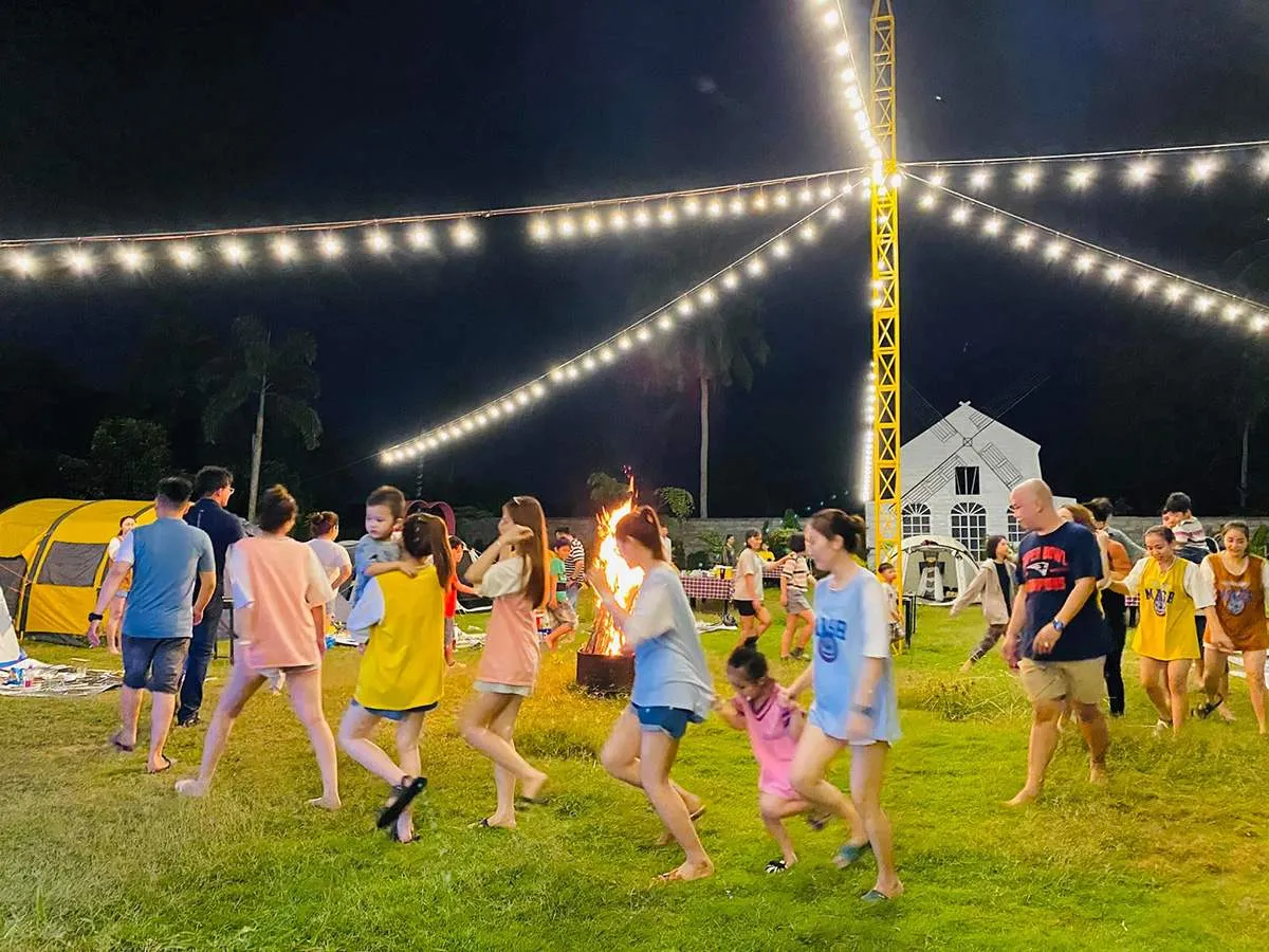 Khu cắm trại rộng, bằng phẳng, phù hợp nhóm gia đình và bạn trẻ