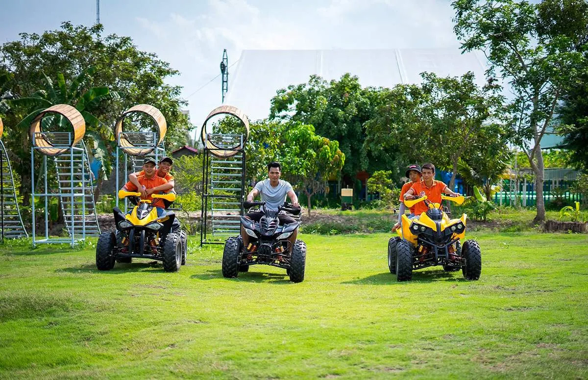 Đường chạy mô tô địa hình giữa mảng xanh vườn cây