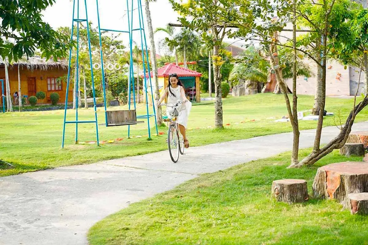 Lối đi rợp bóng cây và hồ nước trong khuôn viên sinh thái Bảo Gia Trang Viên