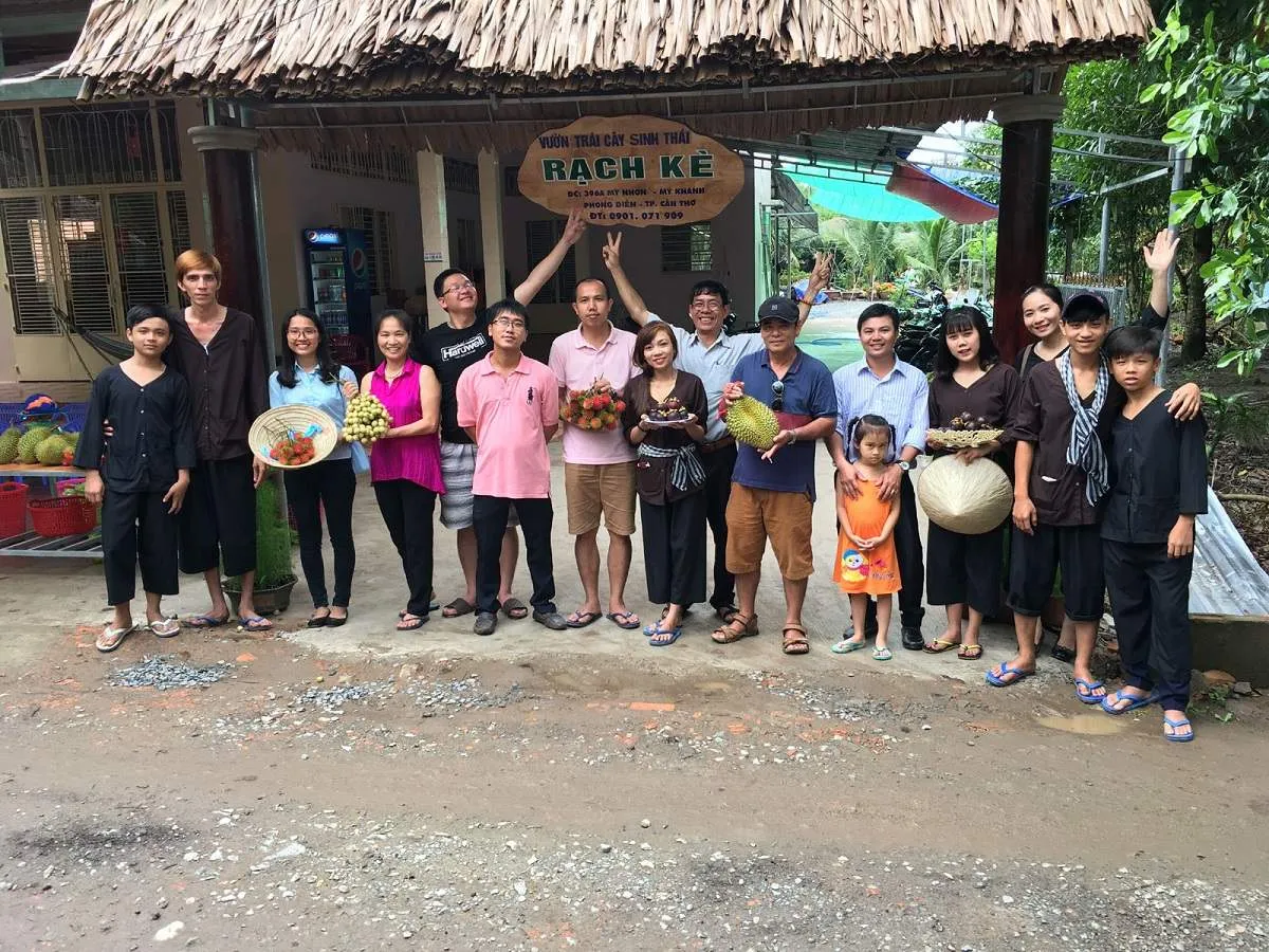 Du khách tham quan vườn trái cây Rạch Kè với lối mương rạch xanh mướt