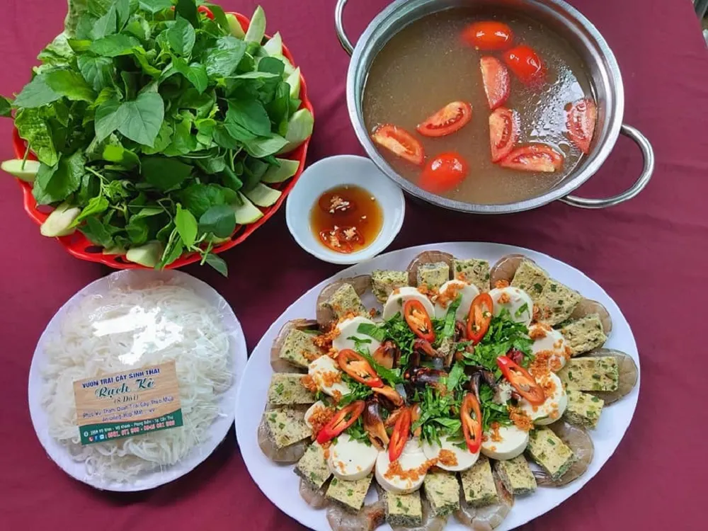 Nồi lẩu hải sản nóng hổi, nước dùng đậm vị miền Tây