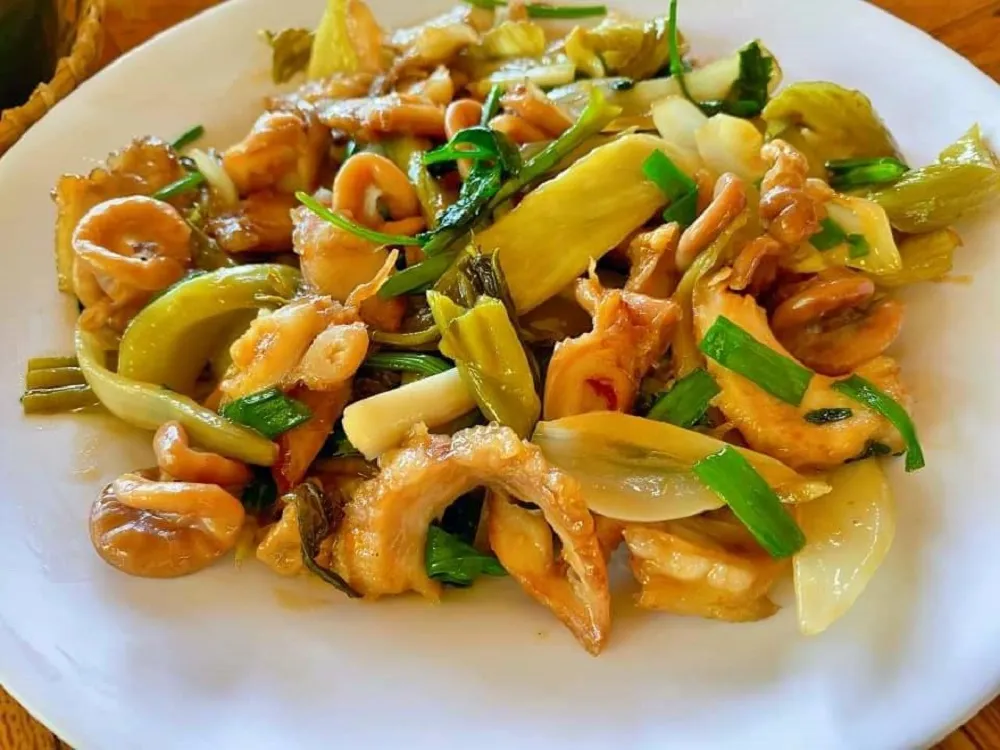 Mâm món nhậu bình dân dân dã, hợp không khí miệt vườn