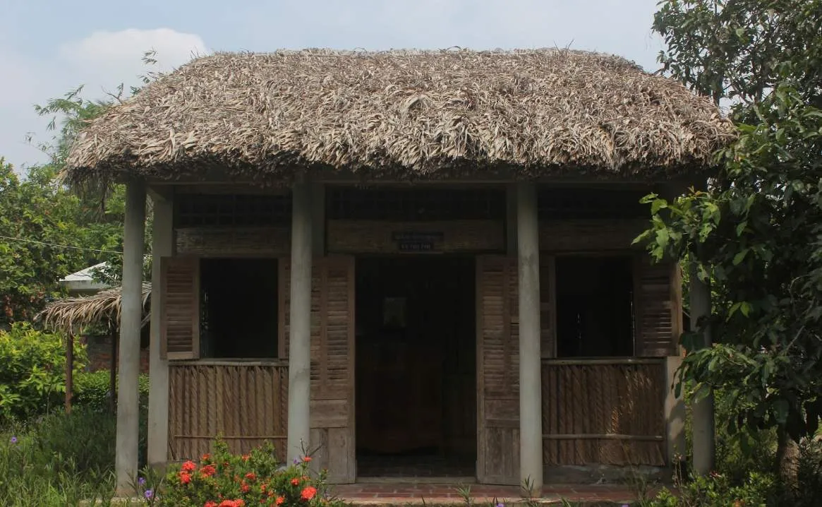 Nhà lá ba gian trong khu căn cứ - không gian sinh hoạt, làm việc của lực lượng cách mạng