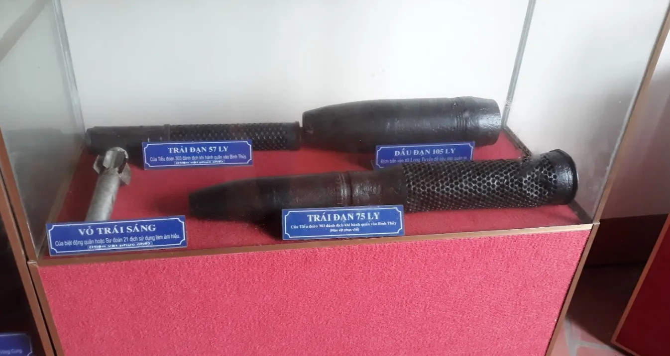 Hiện vật, ảnh tư liệu được trưng bày trong khu di tích, giúp du khách hiểu rõ bối cảnh lịch sử