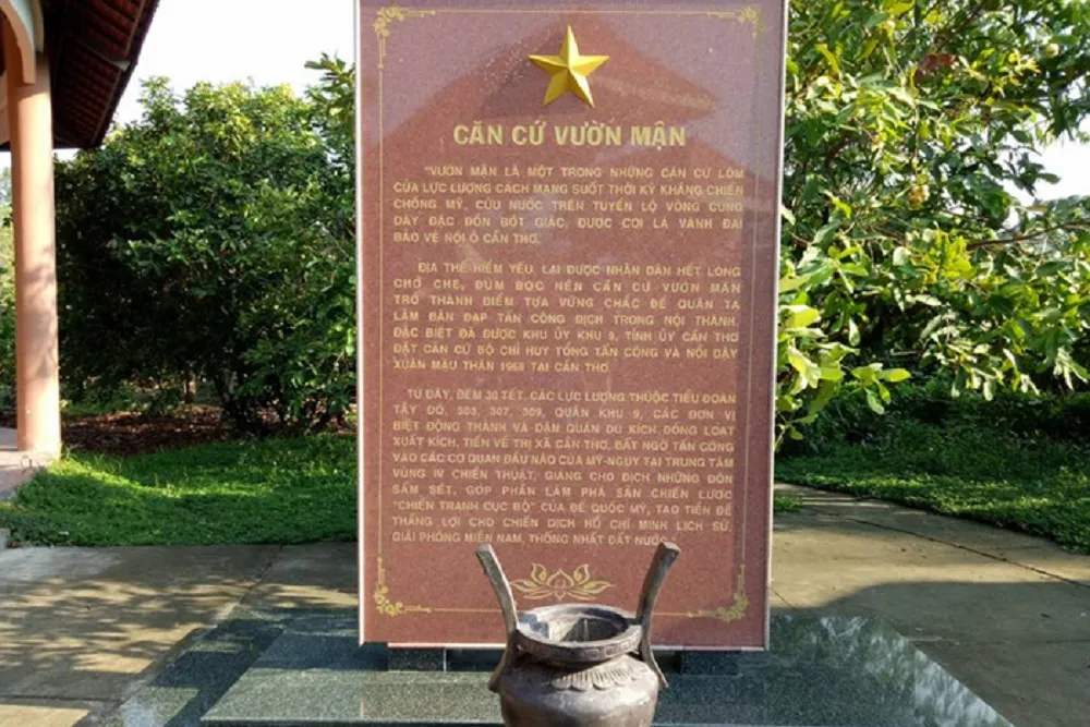 Bia tưởng niệm trong khu di tích - nơi người dân và du khách thắp hương tưởng nhớ