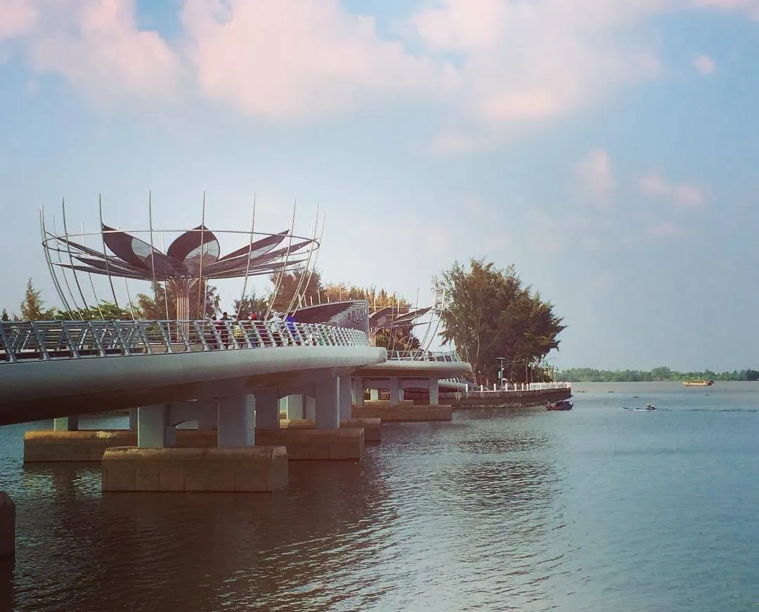 Cầu đi bộ Ninh Kiều rực sáng lúc hoàng hôn