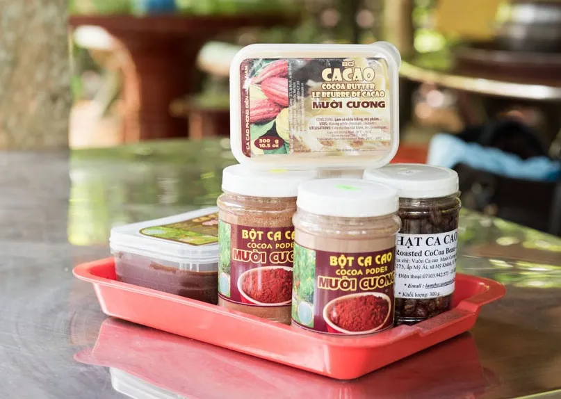 Các sản phẩm từ cacao bày bán tại Vườn cacao Mười Cương