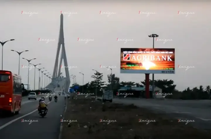 Du khách dừng chân chụp ảnh cầu Cần Thơ từ khu dịch vụ