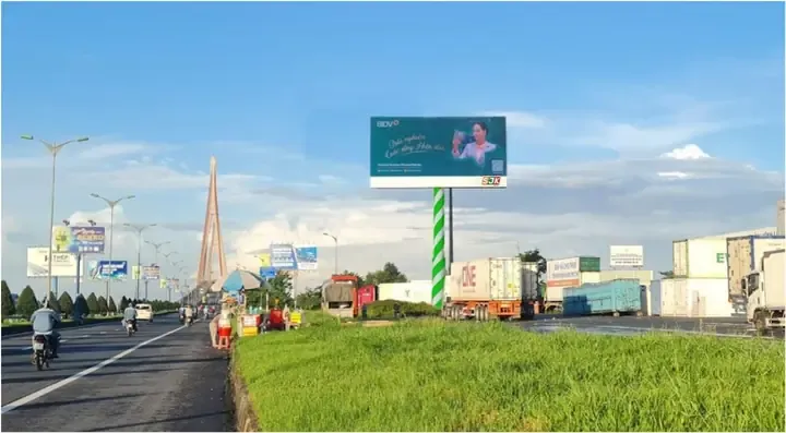 Góc nhìn từ trạm dừng chân về phía nhịp dây văng cầu Cần Thơ lúc hoàng hôn