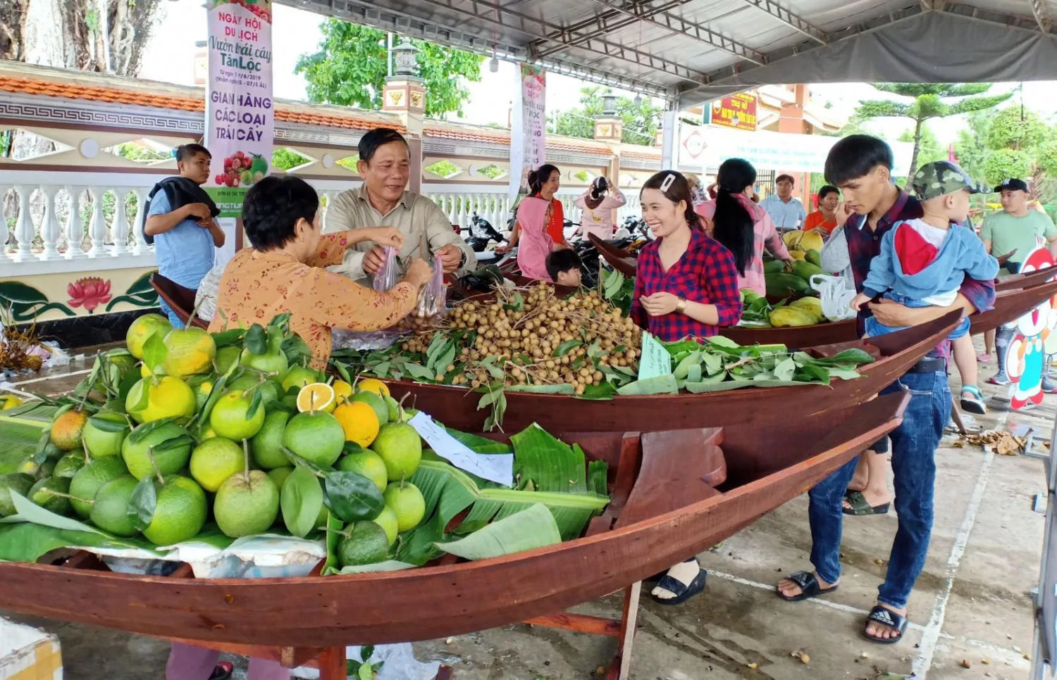 Gian hàng giao lưu giữa nông dân và doanh nghiệp tại lễ hội