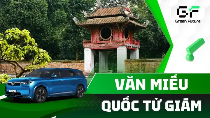 Khách tham quan tìm hiểu bia tiến sĩ tại Văn Miếu Quốc Tử Giám
