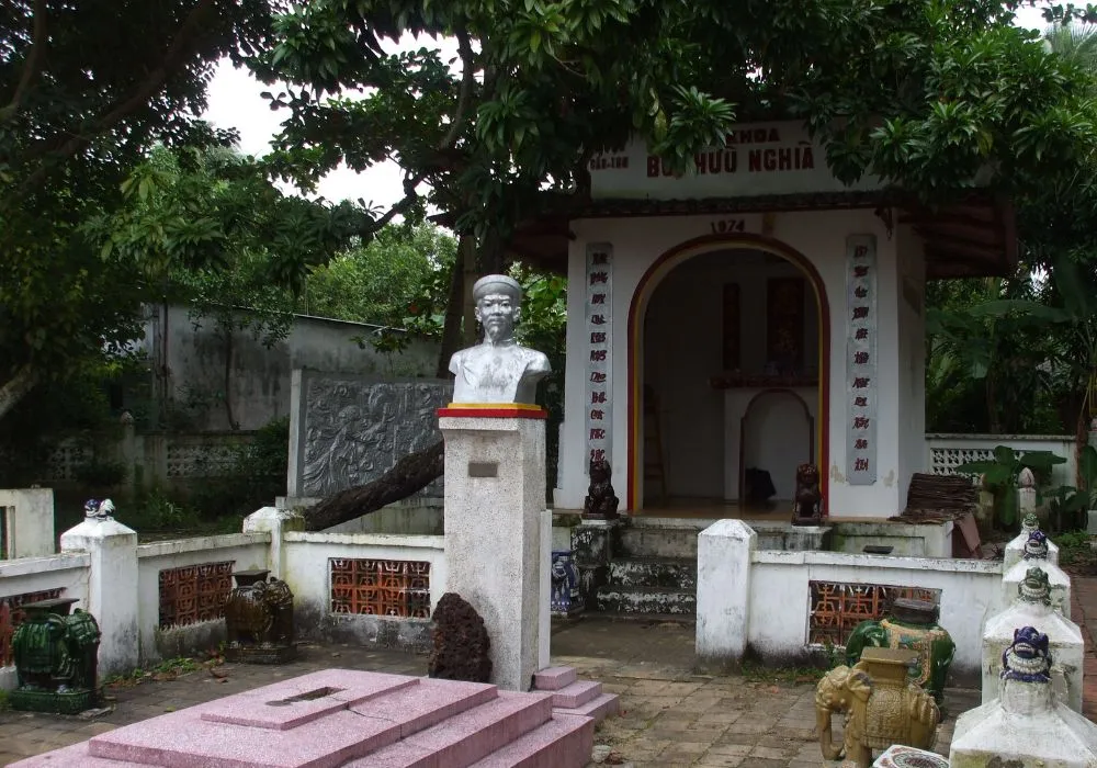 Khuôn viên nhiều mảng xanh và hồ nước tạo cảm giác mát lành cho du khách